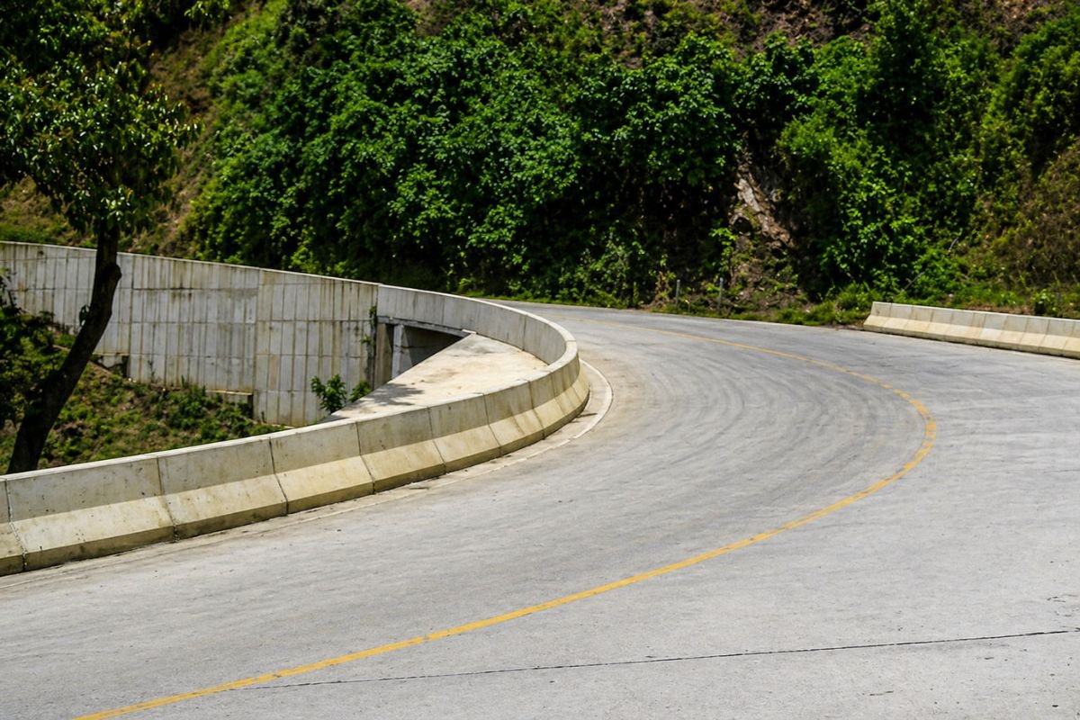 Obra de drenaje lateral en corredor vial de montaña colombiana. Proyecto de estudios hidrológicos e hidráulicos ejecutado por GMS Ingenieros Consultores S.A.S.