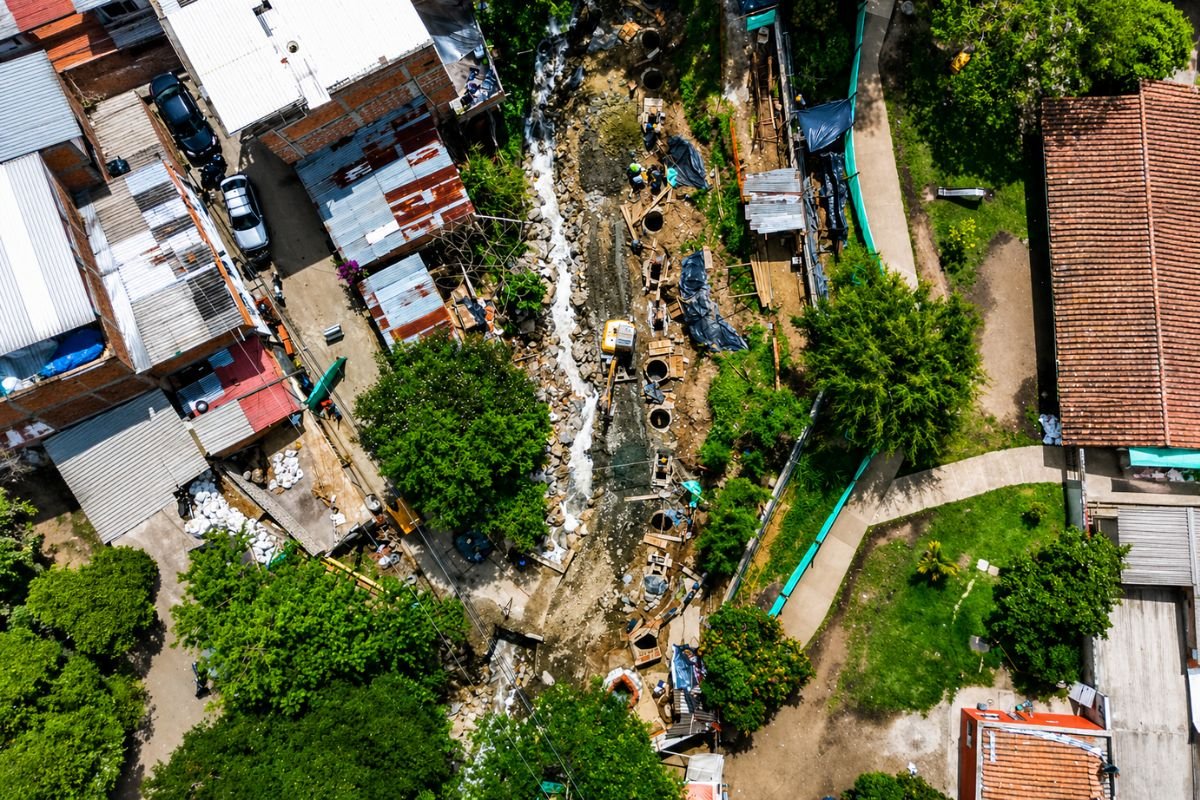 Intervención hidráulica de urgencia en quebrada urbana Medellín — GMS Ingenieros