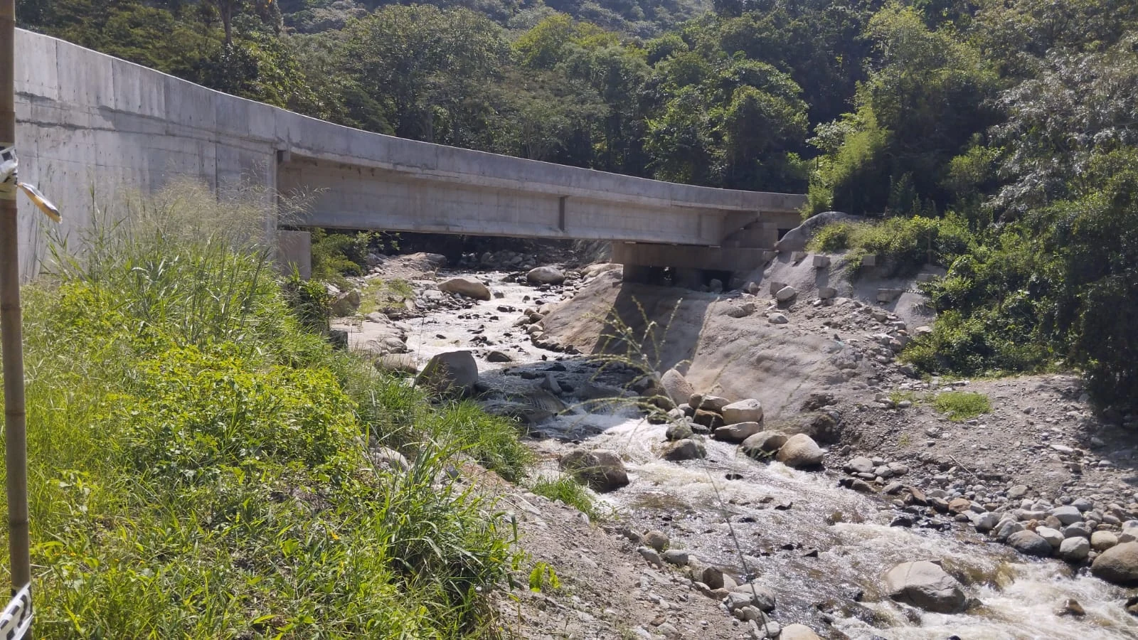 Cauce de agua bajo una estructura vial, ejemplo de infraestructura analizada en un estudio hidrológico e hidráulico